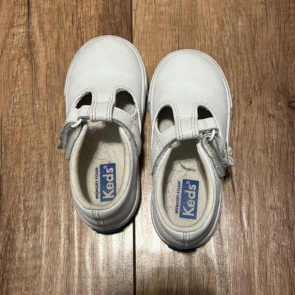 Keds Little Kids Daphne Leather shoes.